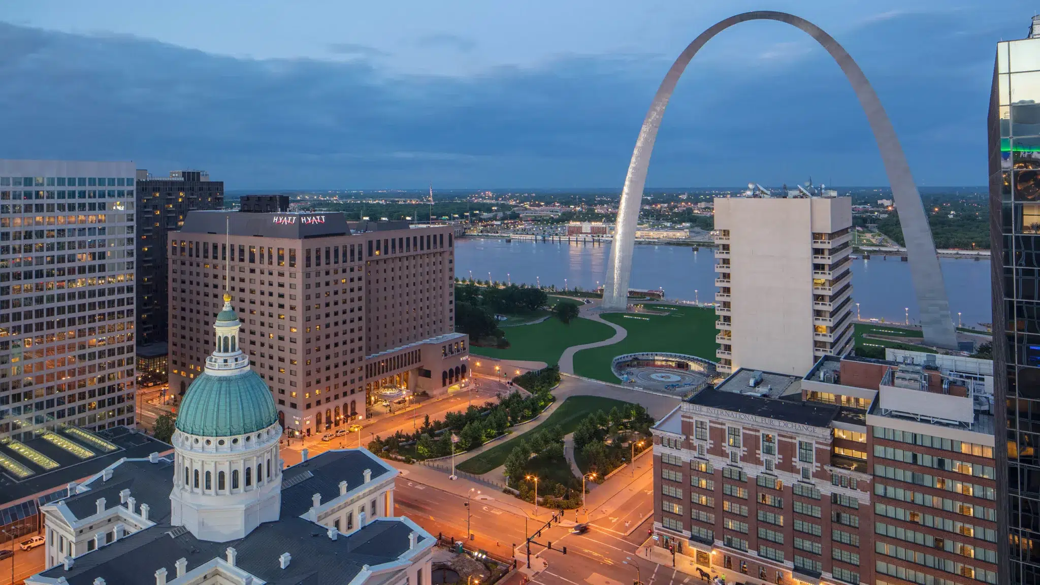 Hyatt Regency hotel overlooking St. Louis Arch